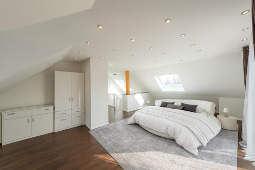 Schlafzimmer mit Zugang zum Balkon - 