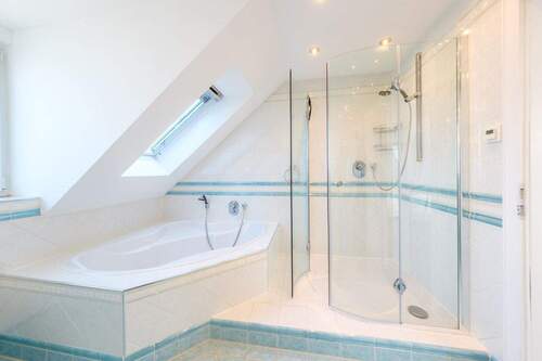 helles Badezimmer DG - 