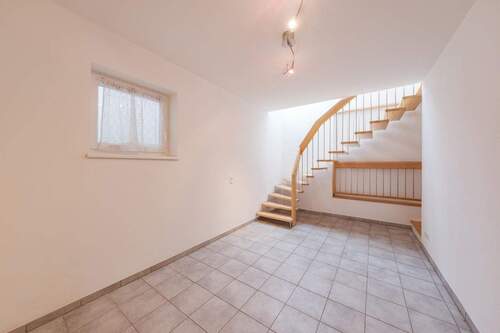 Zugang Tiefgarage und Gäste Zimmer im UG - 