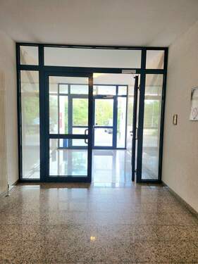 zentraler Hauseingang - 