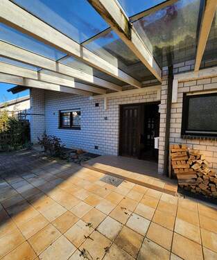 Eingang überdacht - 8 Zimmer Einfamilienhaus zum Kaufen in Sinsheim