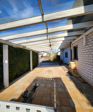 Eingang / Stellplätze - 8 Zimmer Einfamilienhaus in Sinsheim