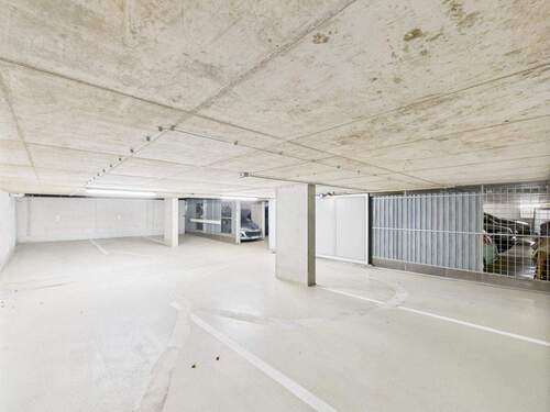 6 eigene Stellplätze im abgesperrten Bereich - 