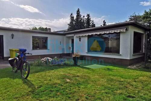 Vorderseite Haus - Kleines Einfamilienhaus im Bungalowstil mit Wintergarten und großem Garten