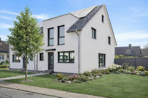 Straßenansicht mit visualisiertem Garten - 