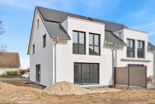 Rückansicht, Terrasse und Garten - Willkommen in Ihrem neuen zu Hause! Moderner Neubau in energieeffizienter Bauweise (KfW 40 Plus)