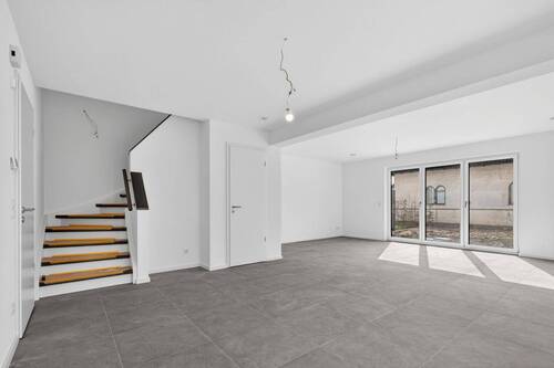 Wohn-Essbereich und Treppenhaus - 5 Zimmer Doppelhaushälfte in Stutensee