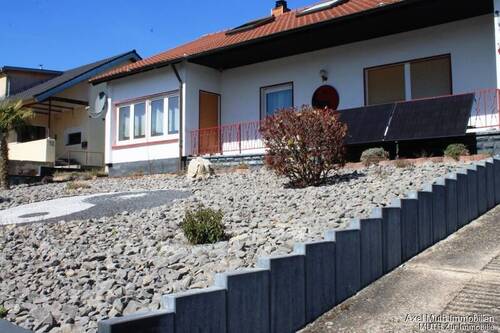 Seitenansicht-Hauseinfahrt - 8 Zimmer Mehrfamilienhaus, Wohnhaus zum Kaufen in Gemmingen