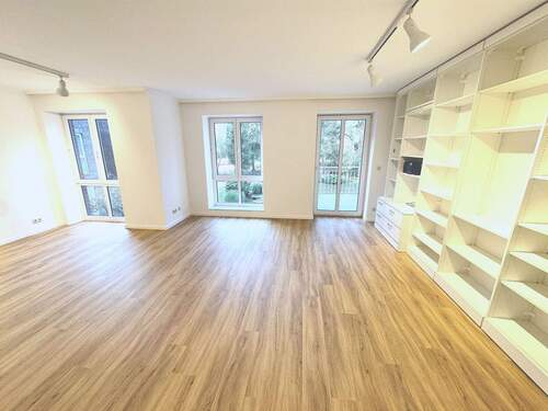 Wohnzimmer mit Balkon - 2 Zimmer Etagenwohnung in Hamburg