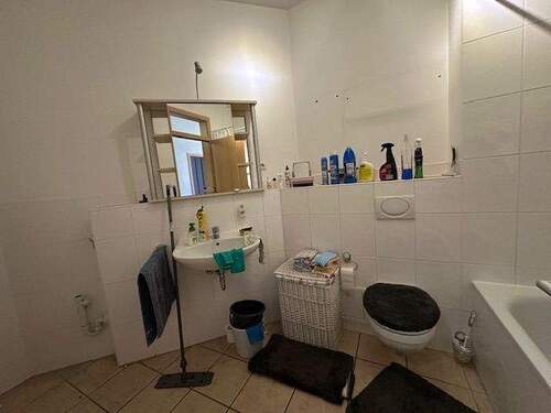 Bad links im Flur Ansicht 1.jpeg - Etagenwohnung mit 70,00 m&sup2; in Germering zur Miete