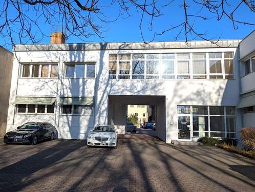 Südseite 1.OG mit Eingang im EG - Ehemalige Kanzlei in zentraler Lage mit PKW-Stellplätzen