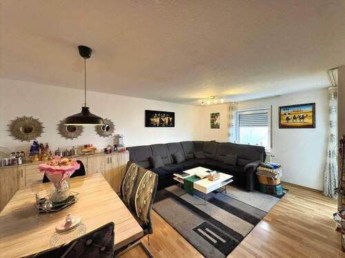 Wohnzimmer - Freundliche 2-Zimmer-Wohnung mit Tiefgaragen-Stellplatz in Laupheim