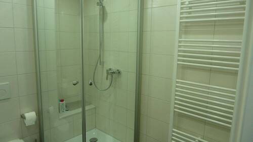 Vollbad mit Dusche im OG - 