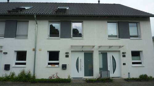 Front mit Eingang - Modernes, KWF70, Mittelreihenhaus mit Garten