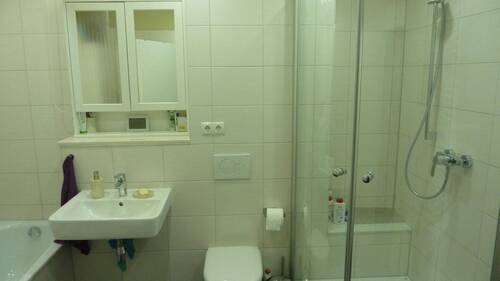 Vollbad mit Dusche im OG - 