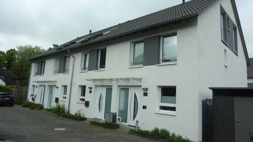 Vorderseite - 6 Zimmer Einfamilienhaus zur Miete in Hamburg