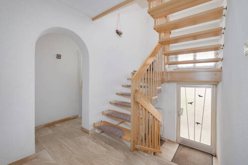 Treppenhaus und Eingang - 