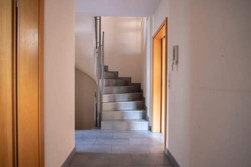 Treppe zum OG - 5 Zimmer Doppelhaushälfte zum Kaufen in Neu-Anspach