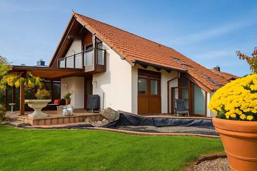 und die Ansicht bei Tag - 6 Zimmer Einfamilienhaus zum Kaufen in Babenhausen