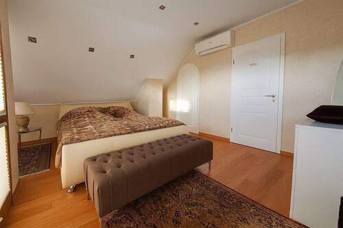 Schlafzimme mit Balkon und Klimaanlage - 