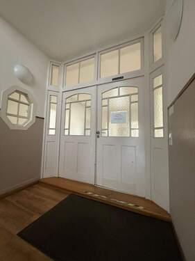 Bahnhofstr. Eingang.jpg - Geräumige 5 Zimmer Wohnung als WG zu vermieten im Zentrum Nürtingens