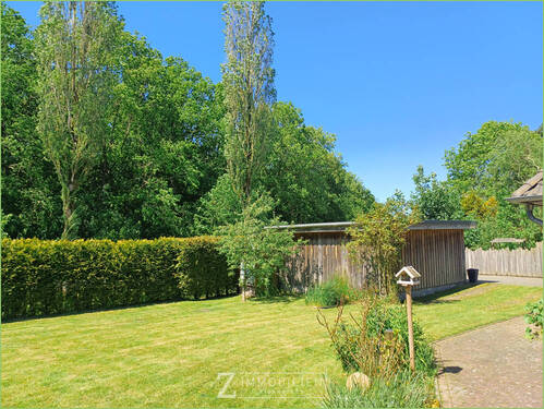 Garten und Blick zum Carport - 