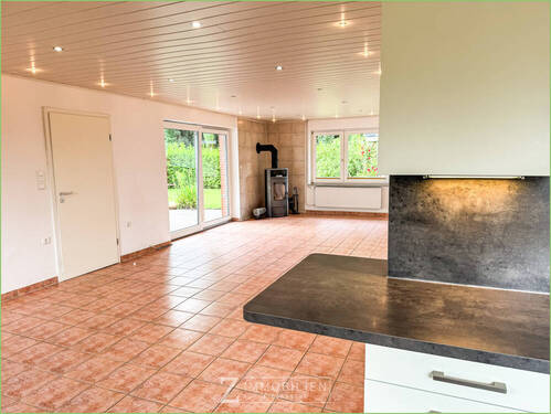 Wohnküche mit Blick zum Wohnbereich - Einfamilienhaus mit 181,00 m&sup2; in Kating zum Kaufen