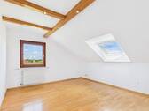 Gemütliches Schlafzimmer mit charmantem Sichtbalken und weitem Ausblick - 