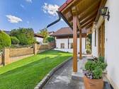 Stilvoller Eingangsbereich, einladend und elegant zugleich - 5 Zimmer Einfamilienhaus zum Kaufen in Egenhofen