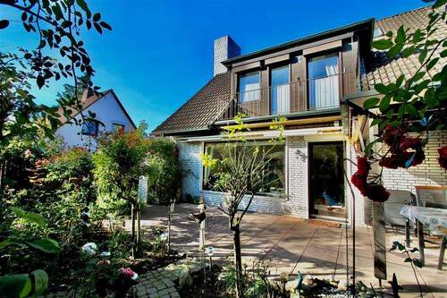 Rückansicht und Terrasse - 