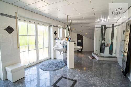 Großzügiges Badezimmer - 