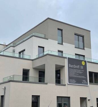 Hausansicht - 2-Zimmer-Wohnung mit großem Balkon und Küchenzeile!