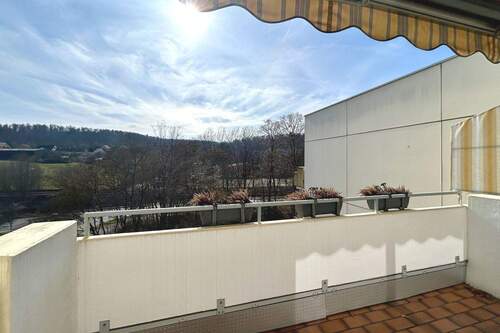Balkon mit Markise - 3 Zimmer Etagenwohnung in Stuttgart