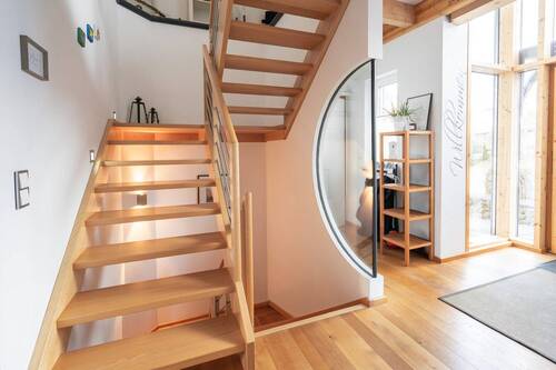 Treppenhaus EG - 6 Zimmer Doppelhaushälfte zum Kaufen in Elfershausen