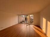 Wohnzimmer mit Zugang nach draußen - Frankfurt: Saniertes Stadthaus mit Garten & Homeoffice - Tierhaltung möglich