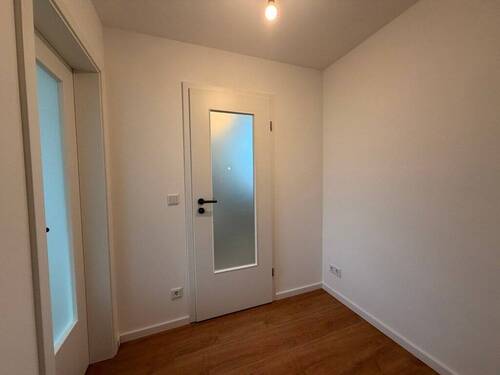 Renovierter Flur mit Glastüren - 