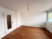 Großzügiges Schlafzimmer mit Laminat - 