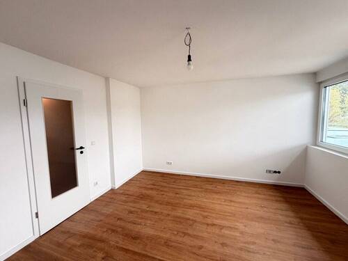 Großzügiges Schlafzimmer mit Laminat - 