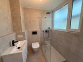 Modernes Badezimmer mit Dusche - 