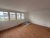 Helles Zimmer mit Fensterfront - 