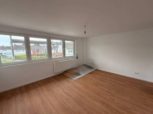 Helles Zimmer mit Fensterfront - 