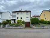 Haus - Straßenansicht mit Garage - 7 Zimmer Mehrfamilienhaus, Wohnhaus zum Kaufen in Hemmingen