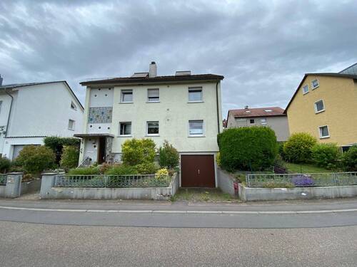 Haus - Straßenansicht mit Garage - 7 Zimmer Mehrfamilienhaus, Wohnhaus zum Kaufen in Hemmingen