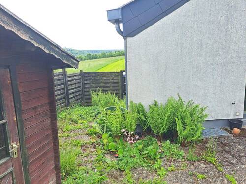 NW Ecke vom Garten gesehen - 5 Zimmer Reihenendhaus in Idstein