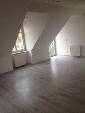 Wohnzimmer m Balkon zum See - 3 Zimmer Etagenwohnung in Mirow