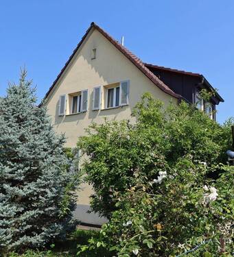 Straßenseite - Dieses Haus in zentraler Lage von Nellingen möchte mit neuem Leben erfüllt werden!