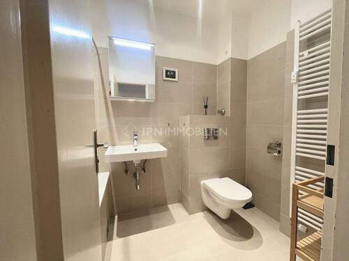 Badezimmer mit Badewanne - Etagenwohnung mit 38,00 m&sup2; in Berlin zum Kaufen