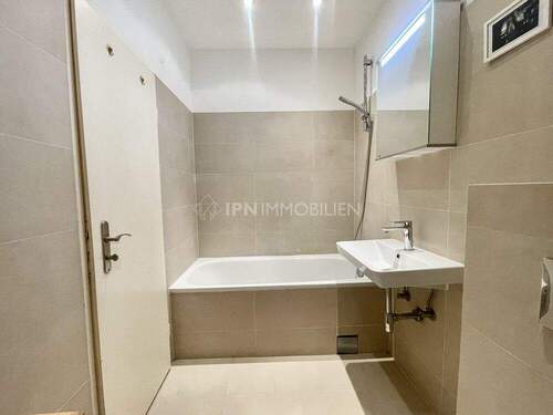 Badezimmer mit Badewanne - 