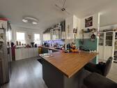 offene Küchenbereich mit Arbeitsinsel - 4 Zimmer Etagenwohnung zum Kaufen in Mainz