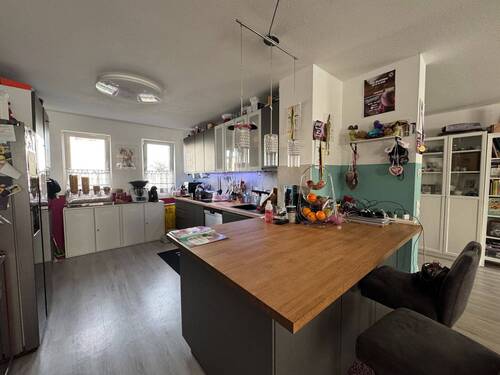offene Küchenbereich mit Arbeitsinsel - 4 Zimmer Etagenwohnung zum Kaufen in Mainz